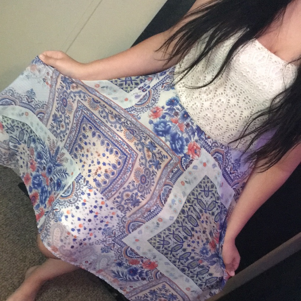 Cute floral dress great for any outing in great condition. Size 4!